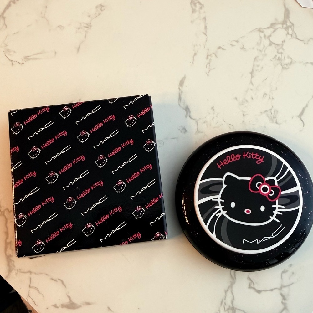 Mac Cosmetics x Hello Kitty Beauty Powder in Pretty Baby